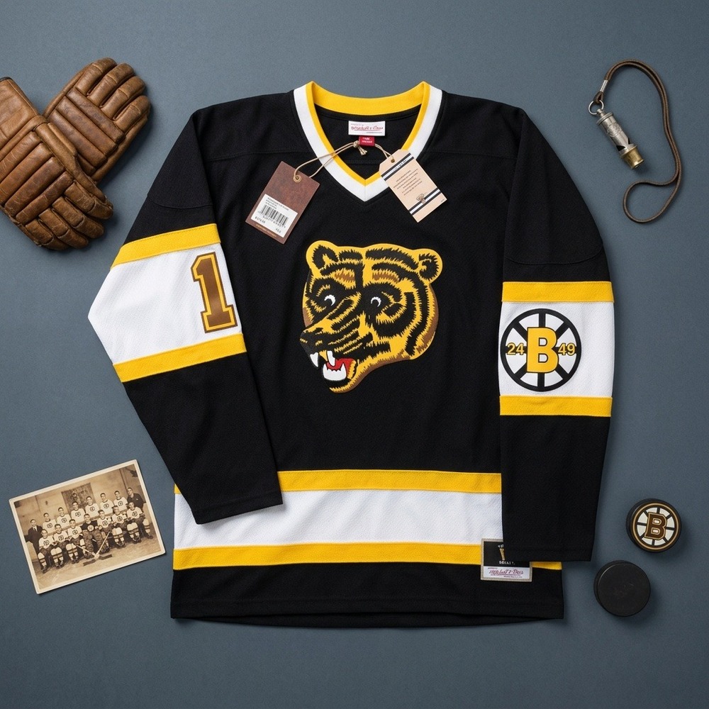 NWT Mitchell & Ness Women's M Boston Bruins Pooh Bear V-Neck Long Sleeve Jersey